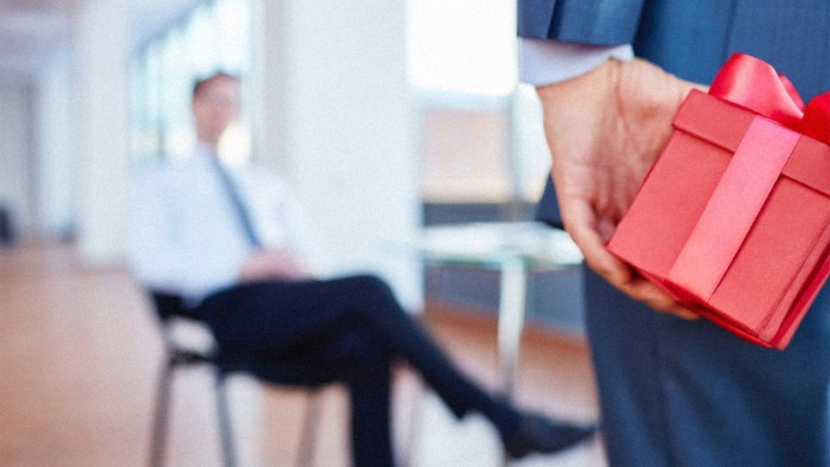 Quelles sont les règles et les limites légales pour les cadeaux salariés ?