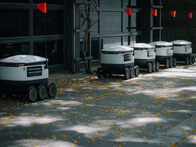 Robot mobile en entrepôt et en usine : comparer l'AGV et l'AMR avant d'investir Robot mobile en entrepôt et en usine : comparer l'AGV et l'AMR avant d'investir